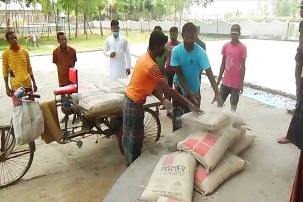 ঈদগাহের কাজে সিমেন্ট দিলেন সমাজসেবক আব্দুল মালেক