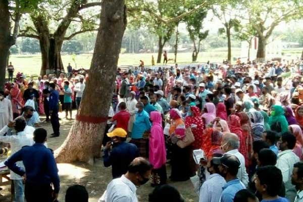 টিসিবির পণ্য কিনতে গাদাগাদি, ইউএনওর হস্তক্ষেপে পরিস্থিতি নিয়ন্ত্রণ 