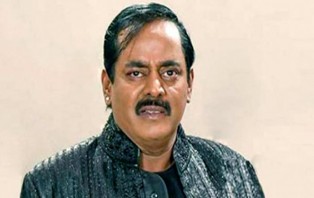৩ হাজার পরিবারকে ৬ দফা খাদ্য সহায়তা দিয়েছেন ডিপজল