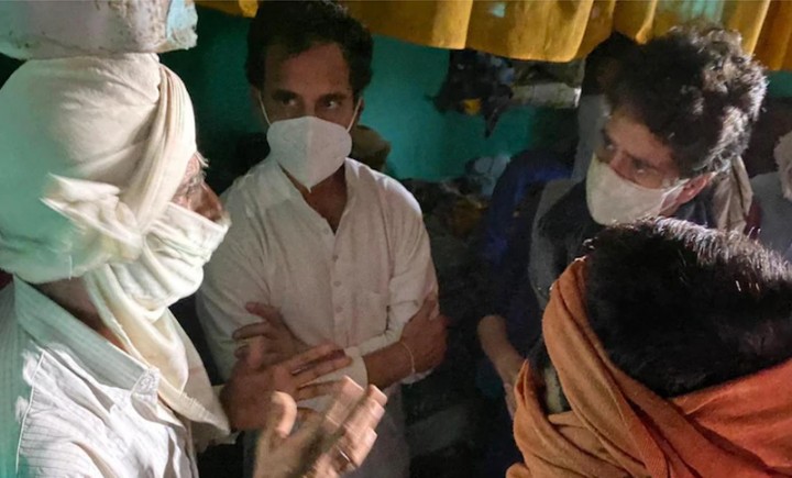 হাথরসে নির্যাতিতার পরিবারের সঙ্গে দেখা করলেন রাহুল-প্রিয়াঙ্কা
