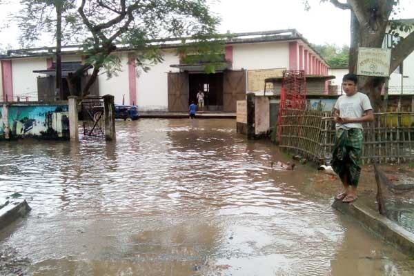 বৃষ্টির পানি জমে বিরামপুর খাদ্য গোডাউনে জলাবদ্ধতা; নিষ্কাশনের ব্যবস্থা করলেন ইউএনও