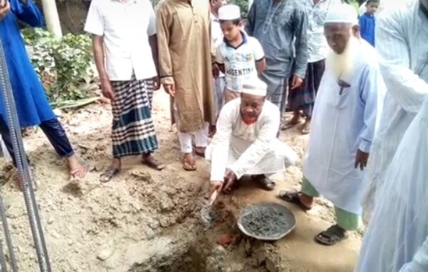 মসজিদের সম্প্রসারণ কাজের ভিত্তিপ্রস্তরের উদ্বোধন করলেন পৌর মেয়র লিয়াকত আলী টুটুল