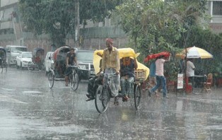 শনিবারও সারা দেশে ভারি বৃষ্টিপাতের সম্ভাবনা
