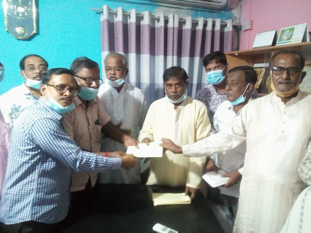 বিরামপুরে উপজেলা চেয়ারম্যানের পক্ষে পূজামণ্ডপে আ'লীগ নেতৃবৃন্দদের অনুদান প্রদান