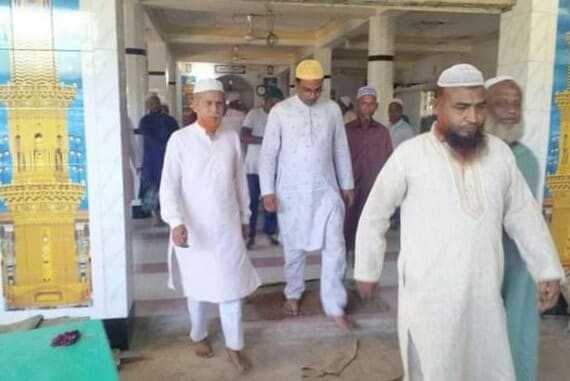 বিরামপুরের দিওড় ইউনিয়নে মসজিদের কাজে আব্দুল মালেকের টাইলস প্রদান