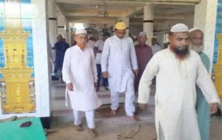 বিরামপুরের দিওড় ইউনিয়নে মসজিদের কাজে আব্দুল মালেকের টাইলস প্রদান
