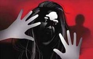বাঁচার জন্য লড়ছে লাহোরে অস্ত্রের মুখে ধর্ষণের শিকার নাবালিকা