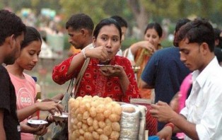 টয়লেটের পানি দিয়ে ফুচকার টক বানানোর সময় বিক্রেতা ধরা