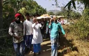 হিন্দু বৃদ্ধের সৎকার করলেন মুসলিম প্রতিবেশীরা