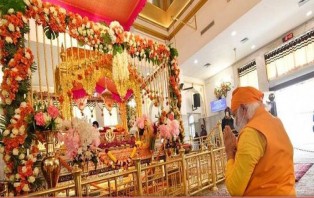 গুরুদুয়ারায় গিয়ে শিখ ধর্মগুরুর প্রতি মোদির শ্রদ্ধা নিবেদন