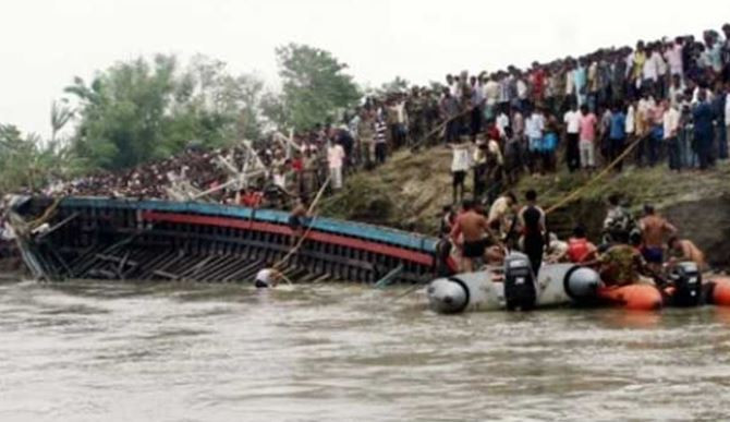 কঙ্গোতে নৌকাডুবি: শতাধিক মৃত্যুর আশঙ্কা
