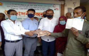 বিরামপুরে কৃষকদের মাঝে সার-বীজ বিতরণ