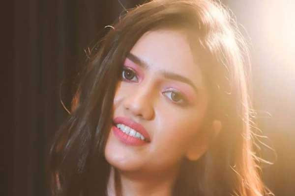 হোটেলের বারান্দা থেকে লাফ দিয়ে মডেলের আত্মহত্যার চেষ্টা!