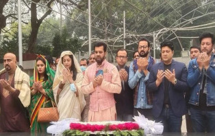 বঙ্গবন্ধুর প্রতিকৃতিতে চলচ্চিত্র শিল্পী সমিতির শ্রদ্ধা