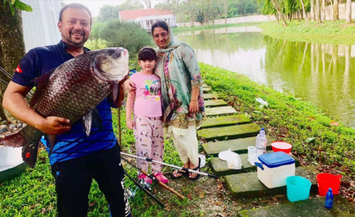 রিয়াজের বড়শিতে ধরা পড়ল বিশাল সাইজের মাছ!