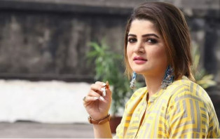 নতুন সাজে উত্তাপ ছড়ালেন শ্রাবন্তী
