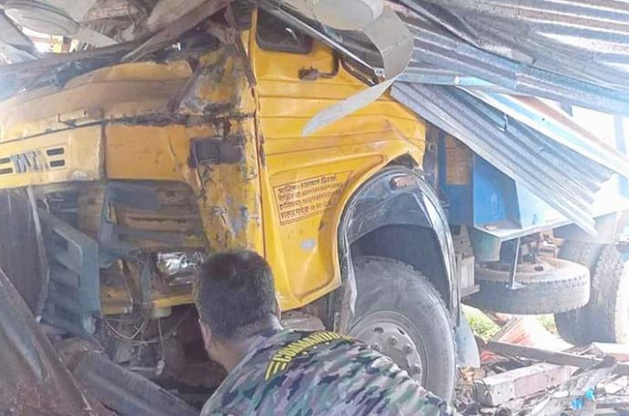 সীতাকুণ্ডে নিয়ন্ত্রণ হারিয়ে ছাত্রাবাসের মধ্যে ট্রাক, আহত ১৩