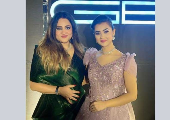  এক ফ্রেমে মুন্নী-বুবলী, উত্তাল নেটদুনিয়া