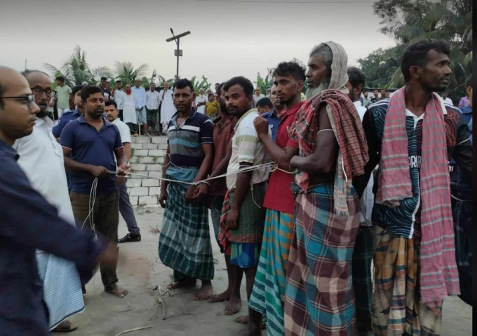 সদরপুরে নিষেধাজ্ঞা অমান্য করে ইলিশ ধরায় ৯ জেলের কারাদণ্ড