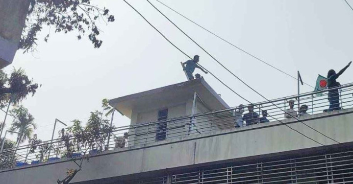 ওবায়দুল কাদেরের বাড়িতে ভাঙচুর, অগ্নিসংযোগ