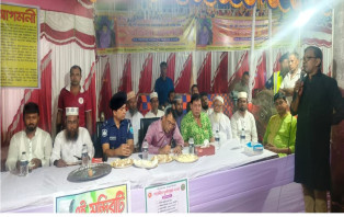 আলফাডাঙ্গায় দুর্গোৎসব: প্রতিমা প্রদর্শনী ঘুরে দেখলেন ফরিদপুরের পুলিশ সুপার