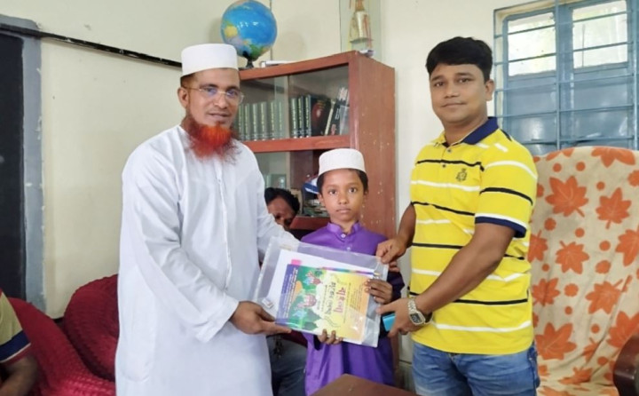 শিক্ষার্থীদের সুন্দর হাতের লেখা শিখতে কাজী কামরুজ্জামান এর ব্যতিক্রমী উদ্যোগ