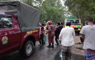 লকডাউ‌নের মধ্যেও ঠাকুরগাঁও‌য়ে প্রবেশ প‌থে মাইক্রো-ট্রাক সংঘর্ষে আহত ৬