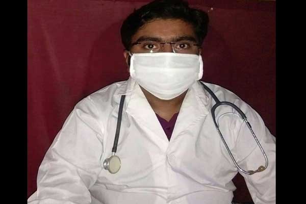 তালায় নিরলাস ভাবে সেবা দিয়ে যাচ্ছেন গ্রাম ডাঃ মিঠুন
