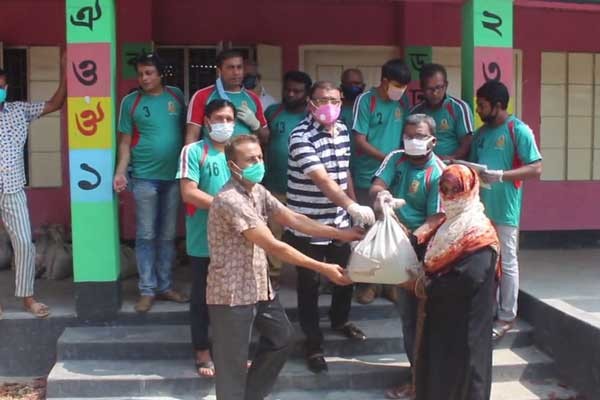 ঝিনাইদহে ফুটবল কল্যাণ সমিতির খাদ্যসামগ্রী বিতরণ 