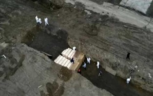 জায়গা নেই ফিউনারেলে, নিউইয়র্কে গণকবর