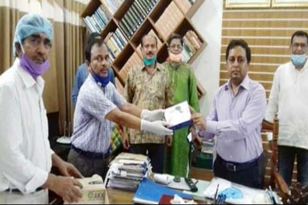 জেলা প্রশাসকের কাছে চিকিৎসা সরঞ্জাম হস্তান্তর