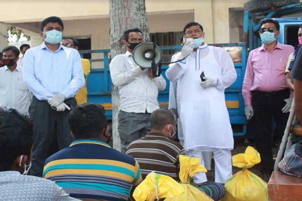 সাজেদা চৌধুরী ও লাবু চৌধুরীর নিজ তহবিল থেকে সালথায় ত্রাণ বিতরণ  