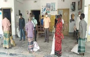 সাতক্ষীরায় ৩১৩ জন কর্মহীন মানুষের জিআর চাউল বিতারণ