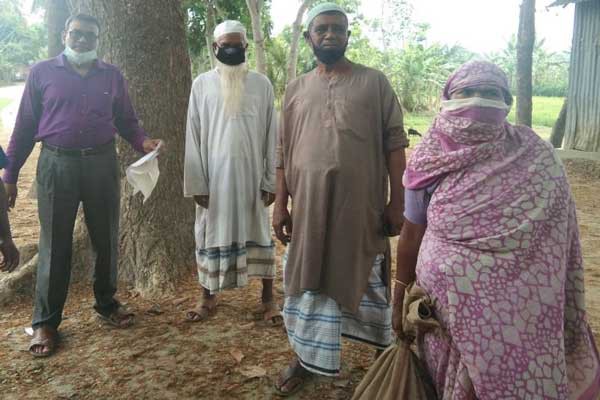 সালথায় ইউপি চেয়ারম্যান সোহা‌গের অর্থায়নে বাড়ি বাড়ি গিয়ে ত্রাণ বিতরণ