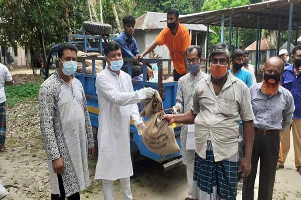 সাজেদা চৌধুরী ও লাবু চৌধুরীর পক্ষে উপজেলা চেয়ারম্যানের ত্রাণ বিতরণ
