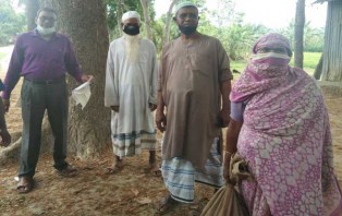 সালথায় ইউপি চেয়ারম্যান সোহা‌গের অর্থায়নে বাড়ি বাড়ি গিয়ে ত্রাণ বিতরণ