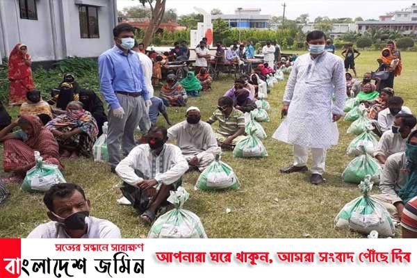 সালথায় দরিদ্রদের মাঝে জেলা পরিষদের ত্রাণ বিতরণ 