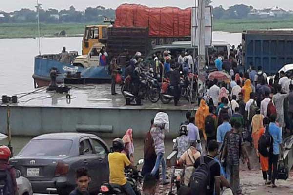 জীবনের ঝুঁকি নিয়ে ঢাকায় ফিরছে মানুষ