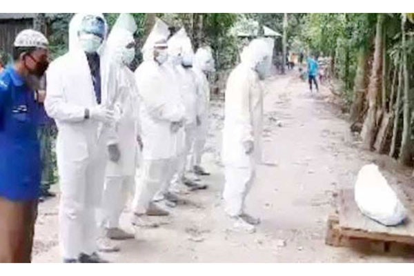 রাস্তায় পড়ে ছিল লাশ, দাফন হলো হিন্দু বাড়িতে