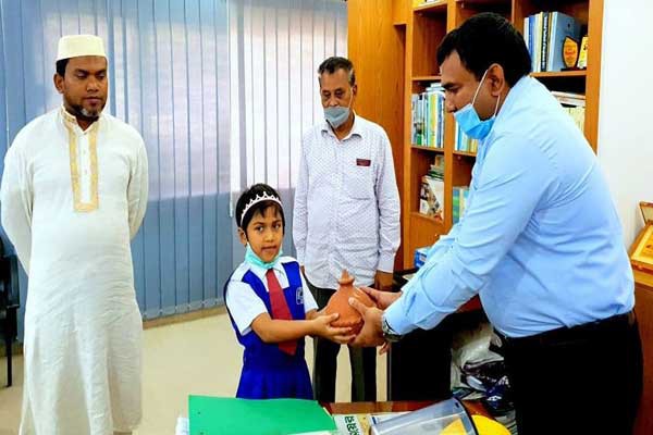 মা‌টির ব‌্যাং‌কে জমা‌নো টাকা জেলাপ্রশাস‌কের ত্রাণ তহ‌বি‌লে দিল শিশু মা‌হি