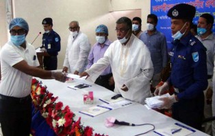 ফরিদপুরে আত্মসমর্পণকারী চরমপন্থীদের প্রধানমন্ত্রীর আর্থিক অনুদান প্রদান