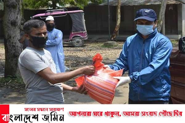 বৃষ্টিতেও অসহায় মানুষের মাঝে খাবার বিতরণ