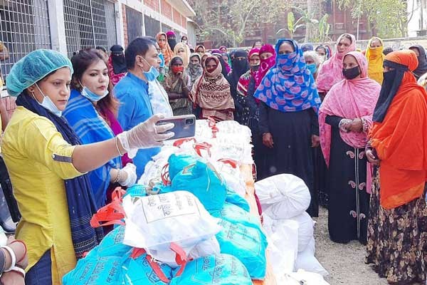 ত্রাণ নামে শুধু ফটো সেশন না, কেউ কেউ ভাল কাজ করেন