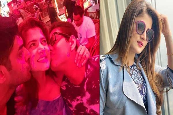 স্বামী ও ছেলের সঙ্গে ছবি, পোস্ট করে সমালোচনার মুখে শ্রাবন্তী