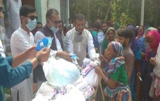 মাদারীপুরের ঘটমাঝিতে খাদ্য সামগ্রী বিতরণ