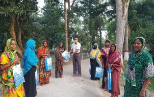 তালায় অসহায় ও দিন মজুর মানুষের মাঝে  জাতীয় পার্টির ঈদ উপহার 