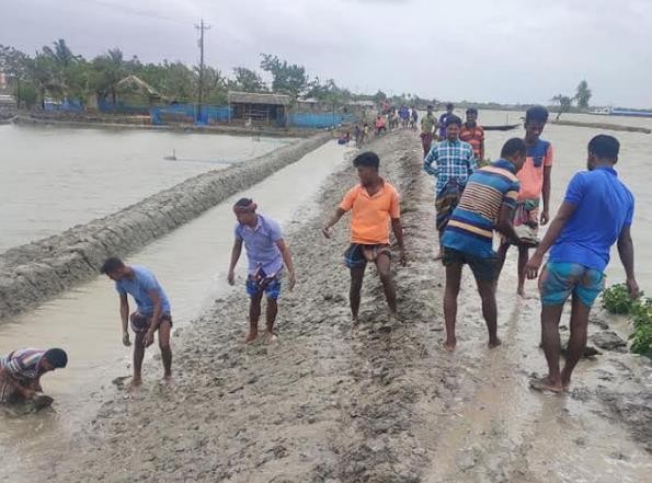 খুলনায় বেড়িবাঁধ দিয়ে লোকালয়ে ঢুকছে পানি