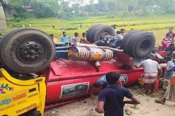 সিরাজগঞ্জ উল্লাপাড়ায় সেতুর রেলিং ভেঙে ট্যাংক লরি খালে