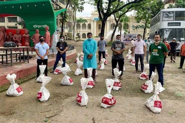 জবির এআইএস গ্রাজুয়েটস নেটওয়ার্কের উপহার সামগ্রী বিতরণ