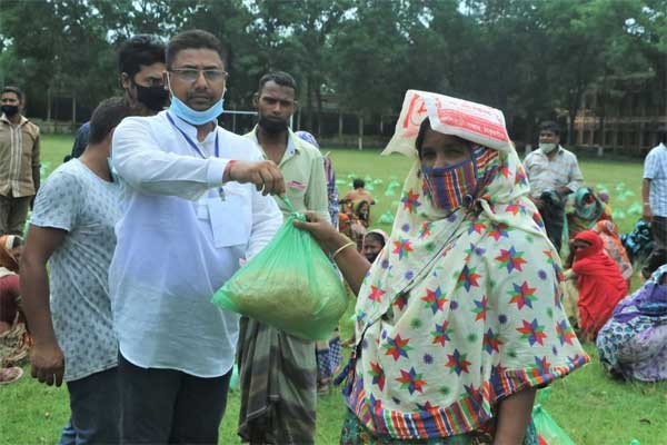 ঠাকুরগাঁও‌য়ে ৫০০প‌রিবার‌কে ঈদ উপহার দি‌লো নবারুন সংঘ